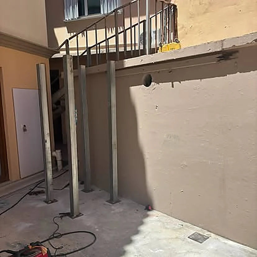 Columnas de acero galvanizado ancladas al piso del patio