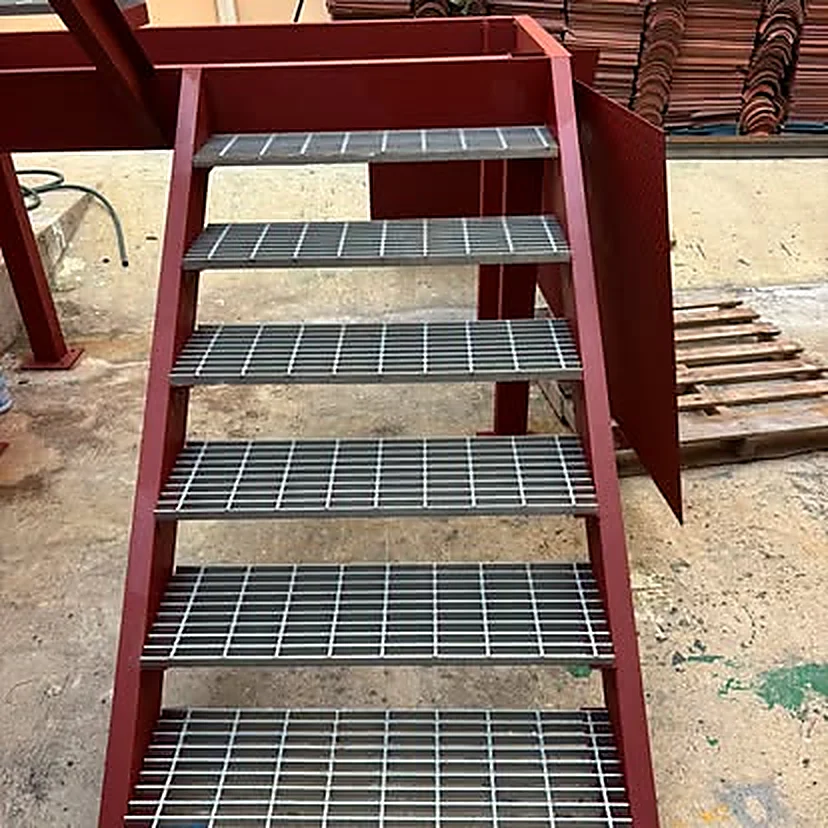Escalera de acero con peldaños de rejilla metálica