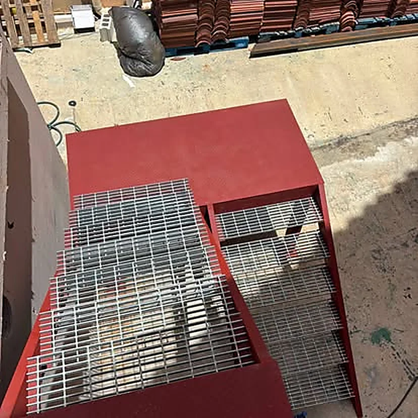 Plataforma de acero con superficie de rejilla metálica