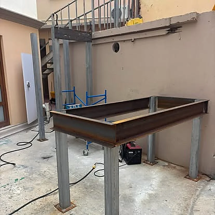 Marco perimetral de la plataforma montado sobre las columnas