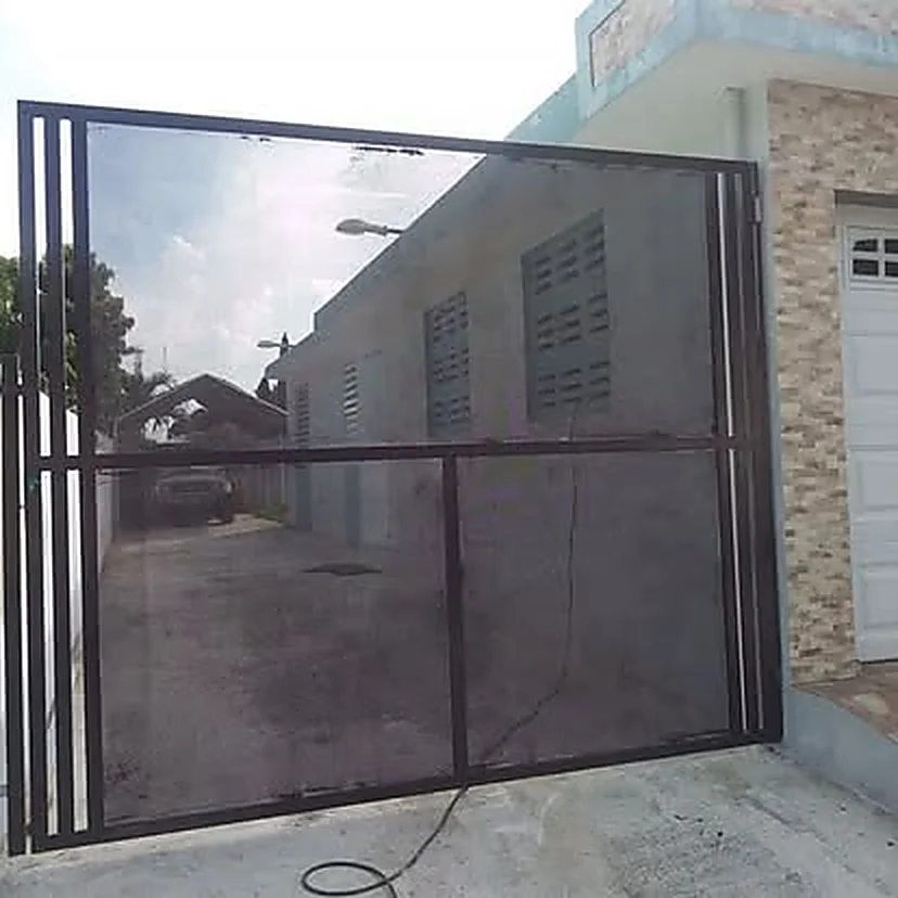Portón de reja nuevo instalado en la entrada de una residencia